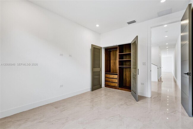 Building Photo - 2887 SW 33rd Ave