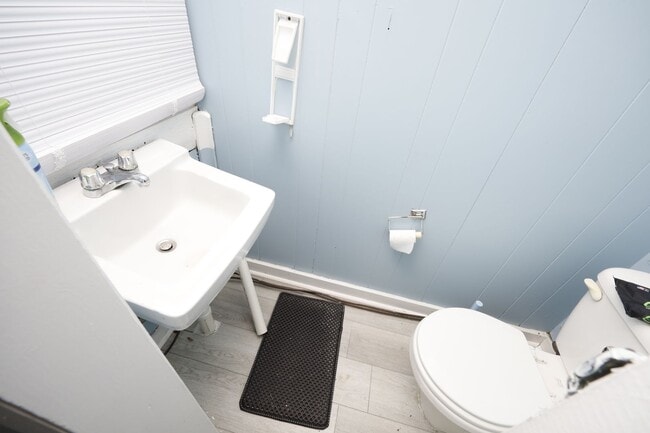 Building Photo - Great corner house in Chapel Hill!