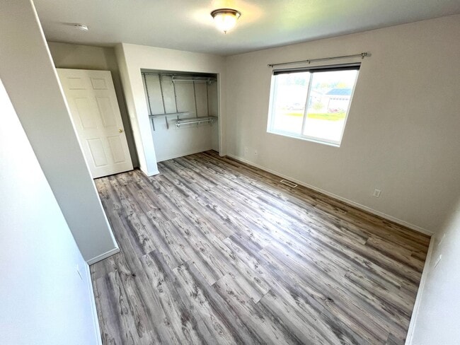 Building Photo - Pet Friendly 4 Bed 2 Bath Single Family Ho...