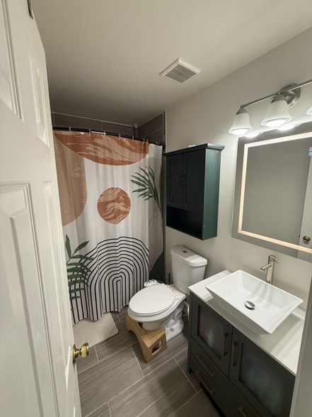 Main Bathroom - 7627 Glenolden Pl