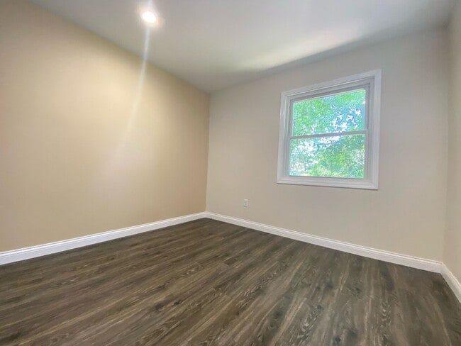 Building Photo - Newly Renovated 3 Bedroom Home With Centra...