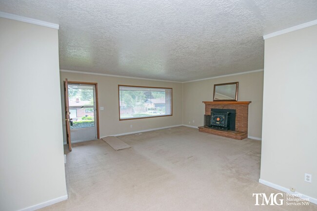 Building Photo - Beautiful Three Bedroom in Great Camas Nei...