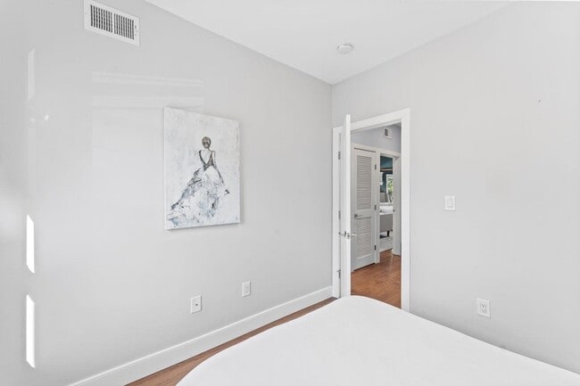 Building Photo - 76 Condict St