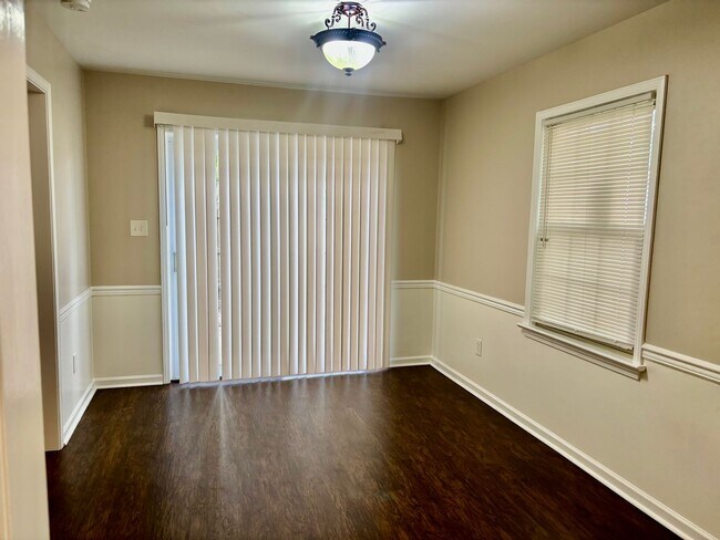 Building Photo - 3 bedroom/1.5 bathroom-Courthouse Green