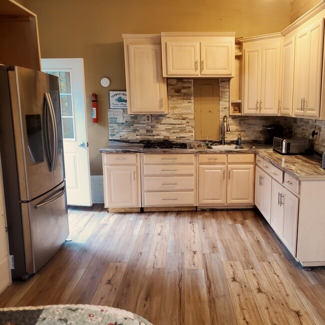 Building Photo - 683 Lakeside Dr