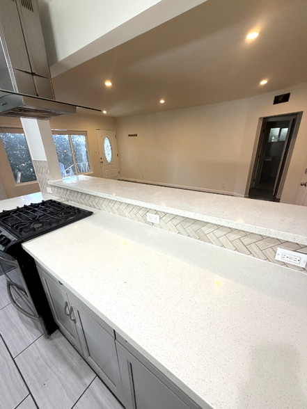 Building Photo - 1040 N Sierra Bonita Ave