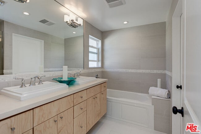 Building Photo - 831 S Curson Ave