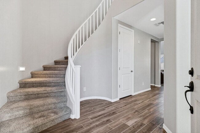 Building Photo - Spacious 5 Bedroom Home for Rent in East Mesa