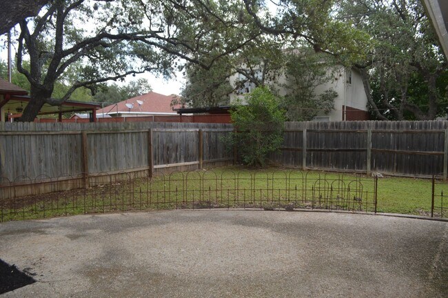Building Photo - Gorgeous, Spacious 4 bed 2 bath