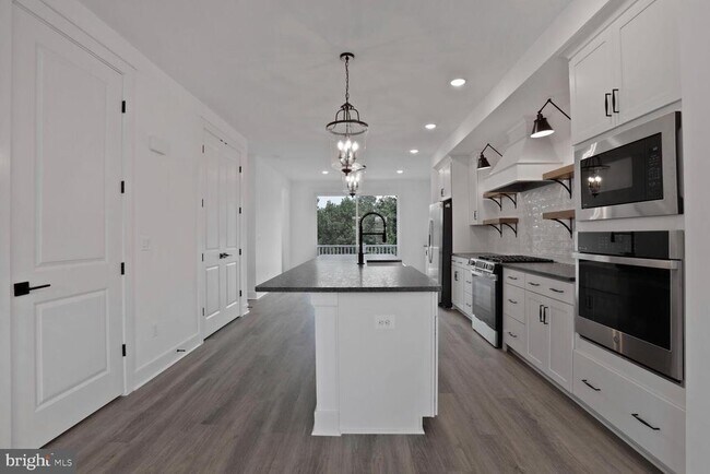 Building Photo - 5041 Bigleaf Rd