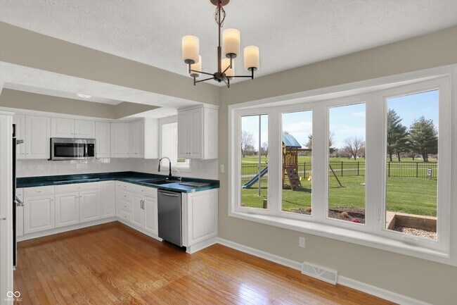 Building Photo - 3037 Golfview Dr