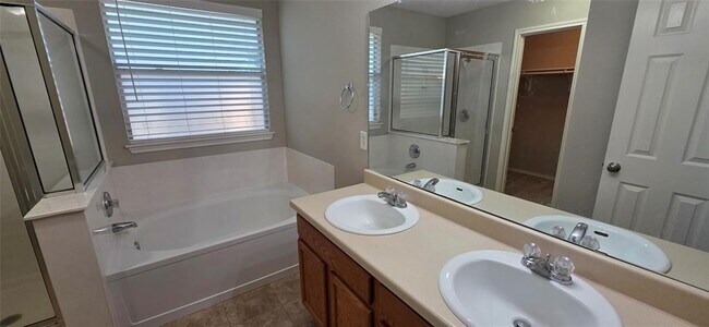 Building Photo - 204 Quail Hollow Dr