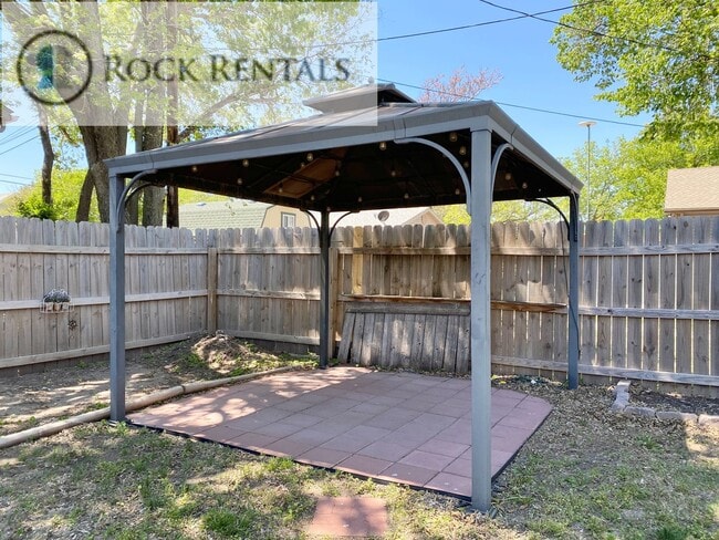 Building Photo - Updated 3 Bed 1 Bath with Small Fenced Backyard