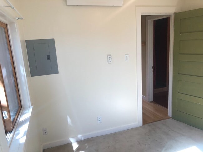 Building Photo - Maple Leaf, Two Bedroom, Woodsy Yard