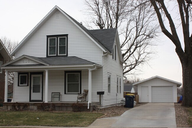 Building Photo - 3 Bed Spacious Home near downtown Pella!
