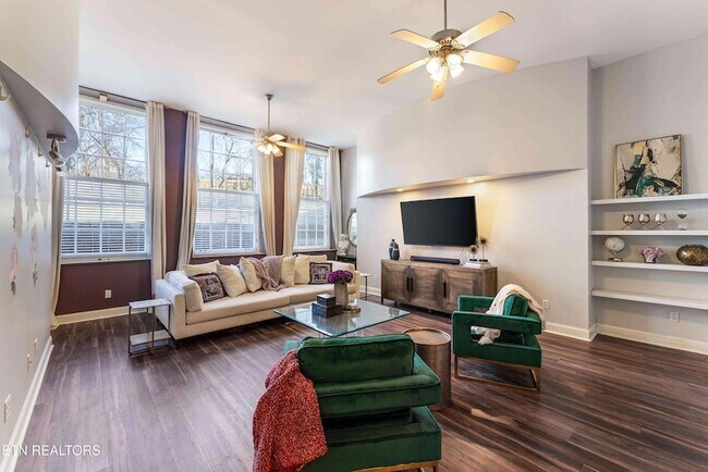 Building Photo - 523 N Bertrand St