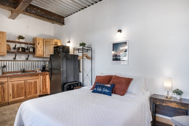 Building Photo - 402 N Foys Lake Dr