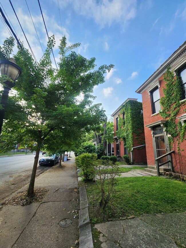 Building Photo - Charming 2 bedroom 1 bathroom apartment wi...