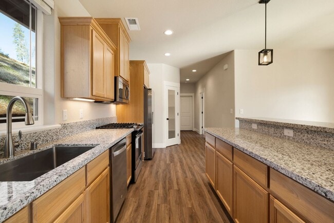 Building Photo - Beautiful 3 bedroom, 2 bath home in Paradise! Open Floor Plan with Attached Garage!