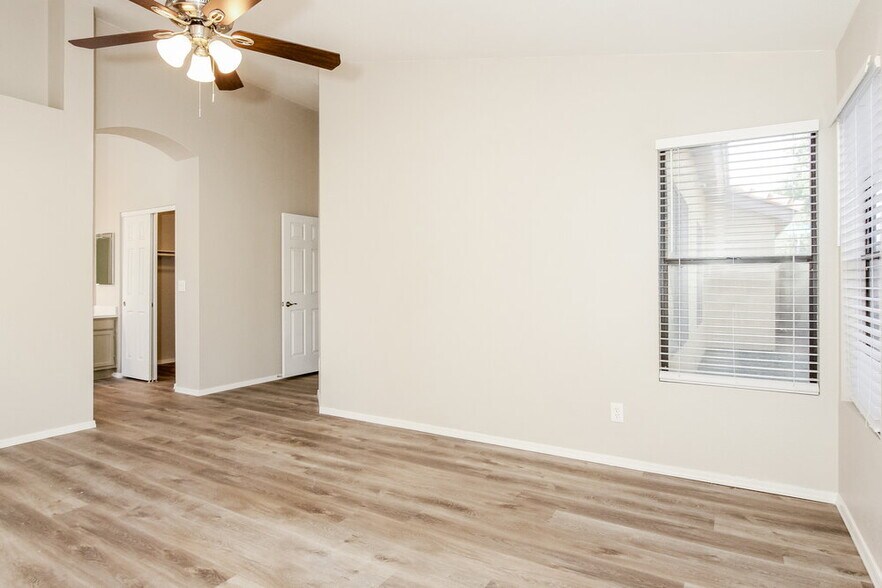 Building Photo - 10905 W Poinsettia Dr