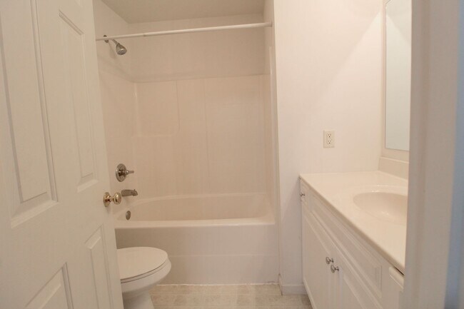 Building Photo - 3-Bedroom Townhome with Bonus Room, Large Deck and Garage!