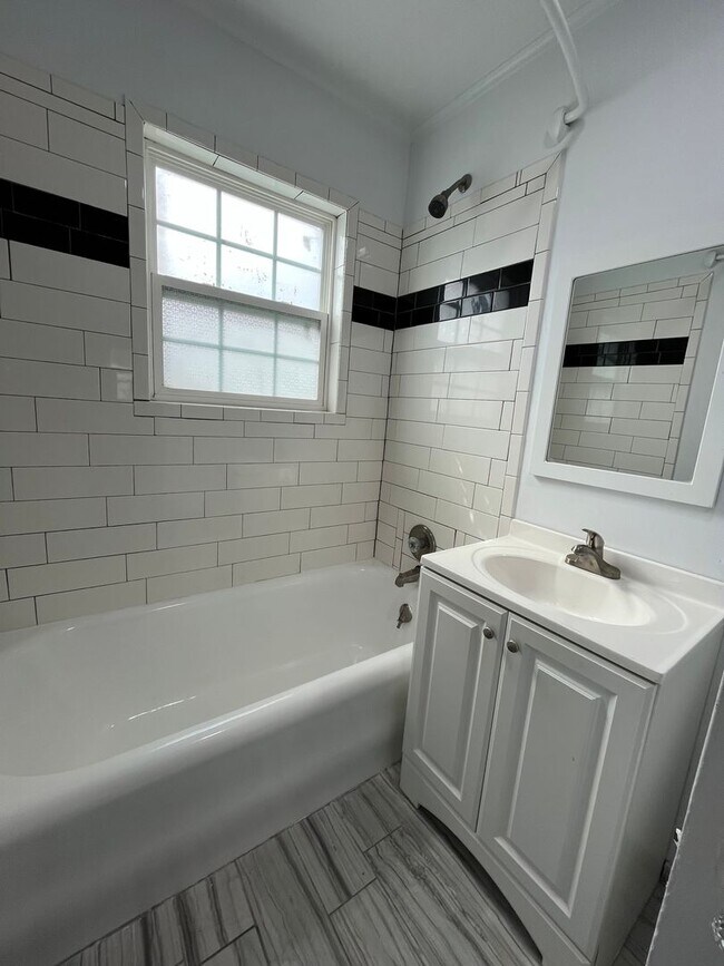Building Photo - KW 3 bedroom 1 Full bath