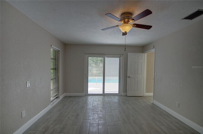 Building Photo - 904 Wellington Dr