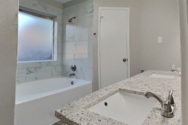 Building Photo - 2203 Longleaf Pines Ln