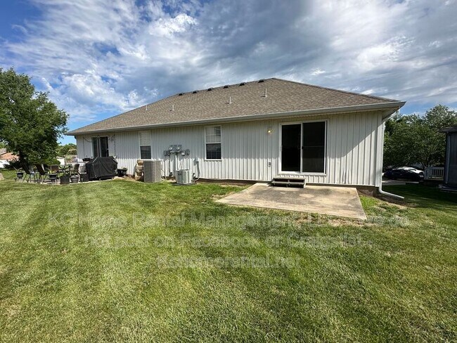 Building Photo - 709 SE Drew Ct
