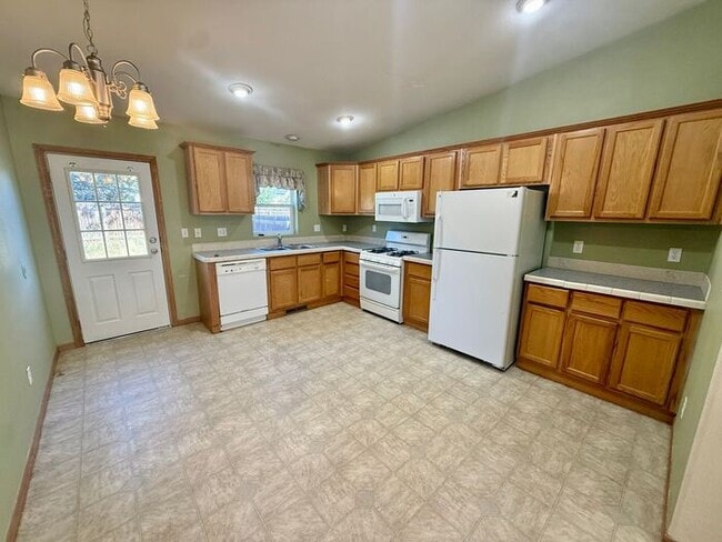 Building Photo - 3 Bed 2 Bath Duplex in Milliken with Overs...
