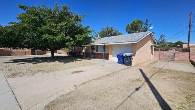 Building Photo - 3 Bed 2 Bath