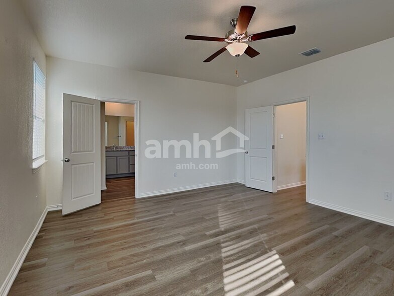 Building Photo - 2709 Lillybrook Ln