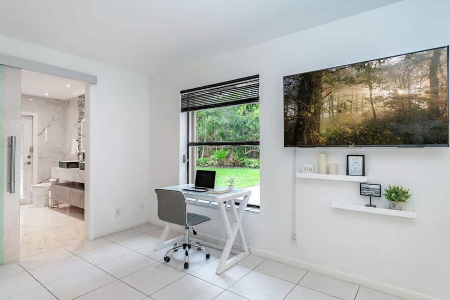 Building Photo - 830 SW 14th Ct