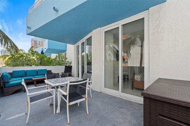 Building Photo - 225 Collins Ave