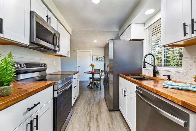 Building Photo - READY SET MOVE!!! GREAT PRICE & LOCATION - Darling Rambler in Olympia