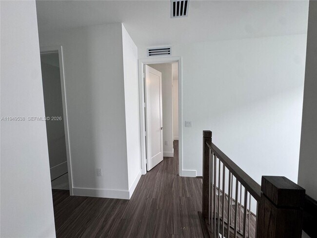 Building Photo - 19670 NE 14th Ct