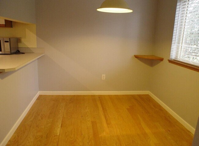 Building Photo - Updated 2BR Condo w/ 2 Covered Parking – Kenmore