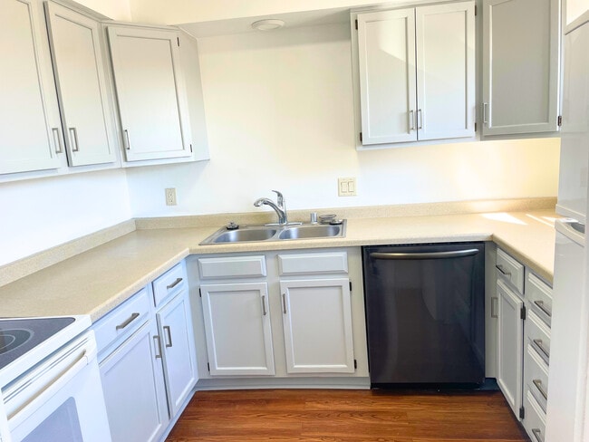 Building Photo - 705 Willow Run St