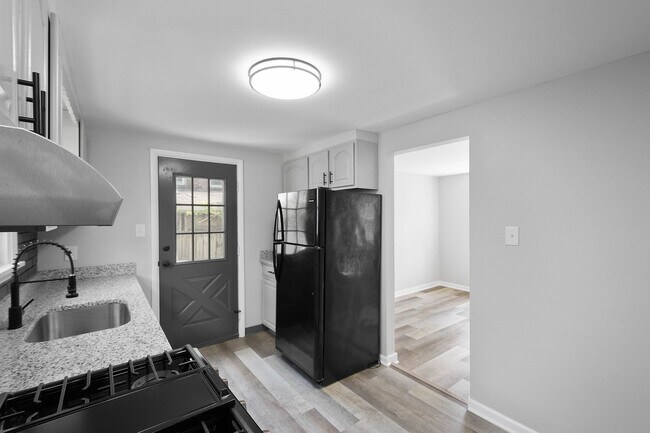 Building Photo - Charming 2 bedroom home in Versailles available August 1!