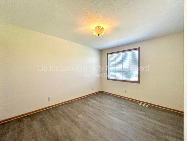 Building Photo - 2103 Kinnrow Ave NW