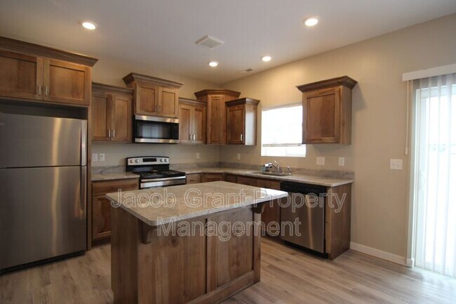 Building Photo - 650 Ruby Cir