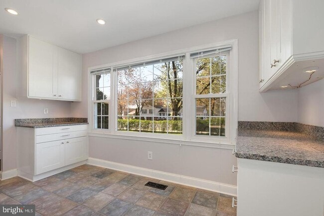 Building Photo - 9530 Ashbourn Dr