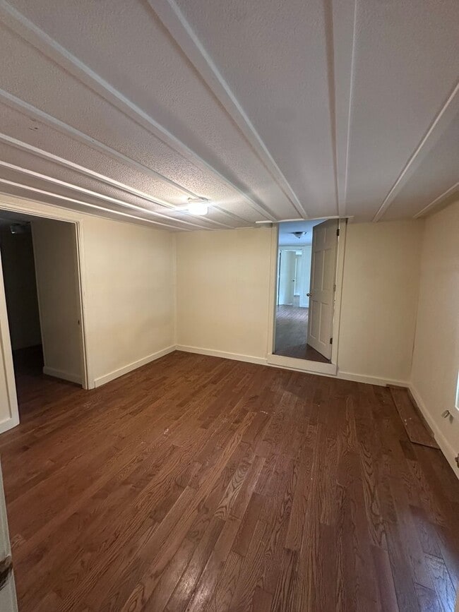 Building Photo - Private ranch with spacious yard! Can accommodate 5 bedrooms!