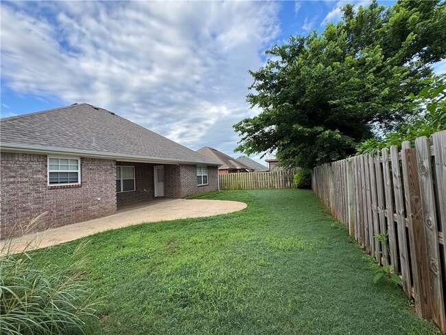 Building Photo - 3905 W Amour Dr