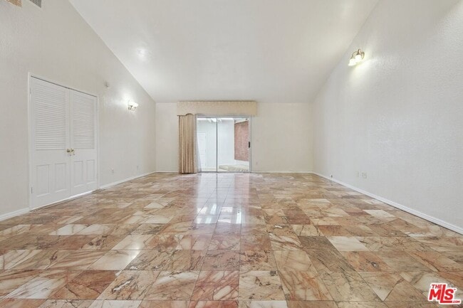 Building Photo - 5667 Heatherdale Dr