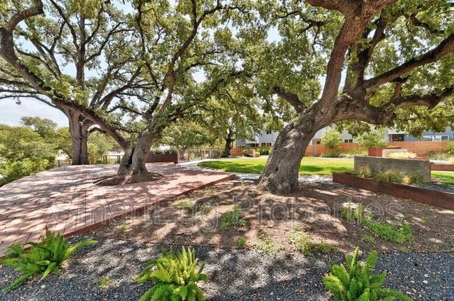 Building Photo - 801 N Bluff Dr
