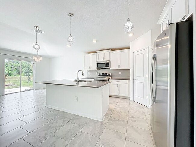 Building Photo - 4/2 Groveland Home with Solar Panels