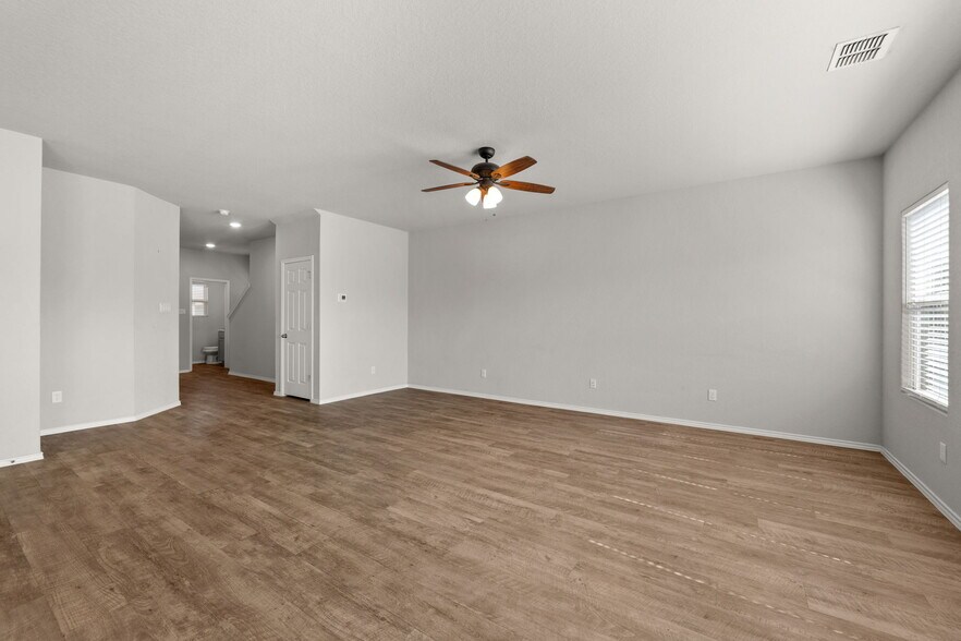 Building Photo - 3452 Redbud Grv