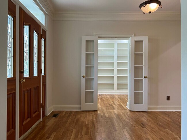 Building Photo - 5 Bed, 3.5 Bath w/ 3 Car Garage Less than 1 Mile from Downtown Franklin