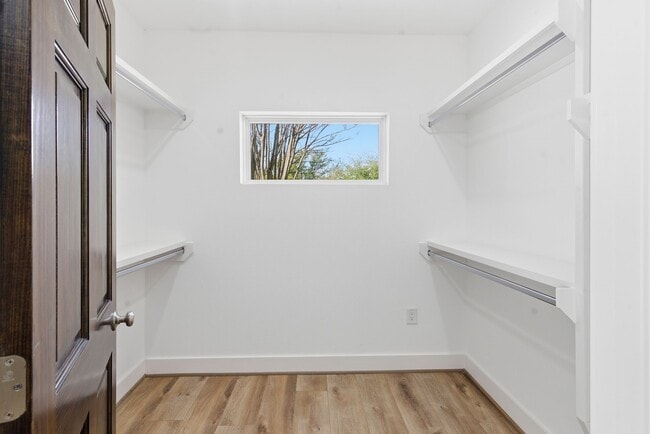 Building Photo - 430 N Hutcheson St